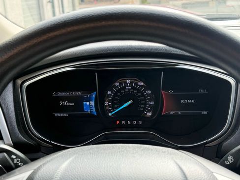 Used 2017 Ford Fusion SE w/ Fusion SE Technology Package image 9