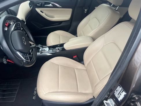 Used 2018 INFINITI QX30 Premium image 23