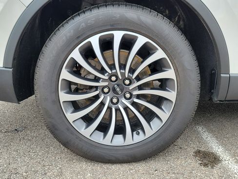 Used 2023 Lincoln Aviator Standard w/ Premium Package image 5