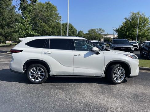 Used 2021 Toyota Highlander Limited FWD image 2