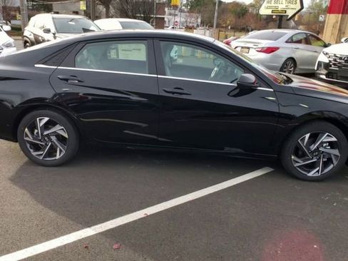 New 2025 Hyundai Elantra Limited image 10
