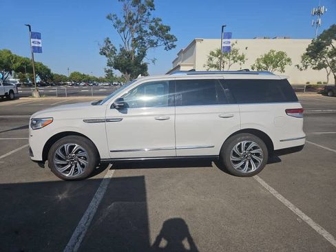 Used 2023 Lincoln Navigator Reserve AWD/4WD image 4