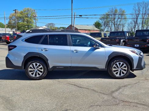 Used 2024 Subaru Outback Premium AWD/4WD image 8