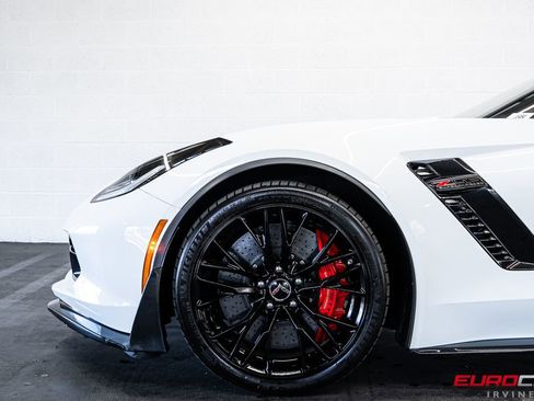 Used 2015 Chevrolet Corvette Z06 w/ 3LZ Preferred Equipment Group RWD image 15