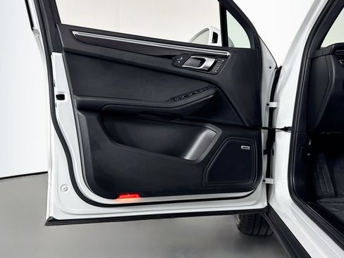 Used 2023 Porsche Macan image 19