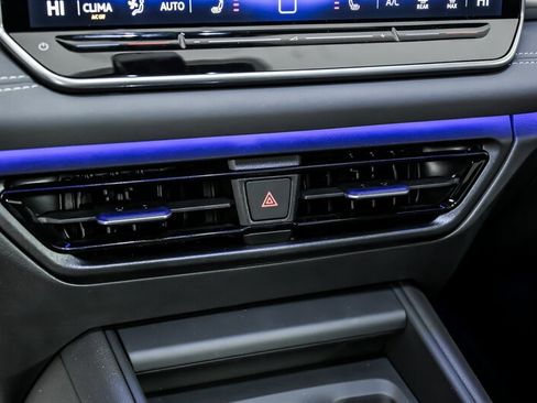 Used 2025 Volkswagen Tiguan SE R-Line image 30