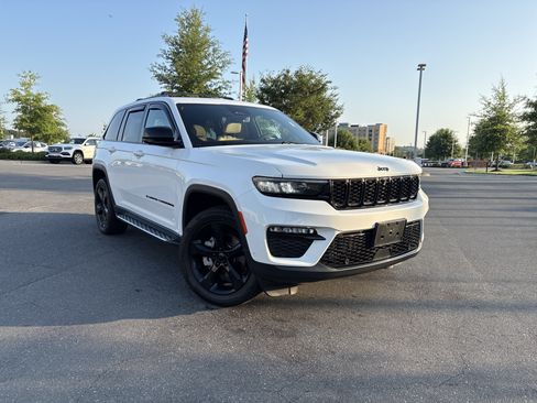 Used 2023 Jeep Grand Cherokee Limited w/ Luxury Tech Group II AWD/4WD image 2