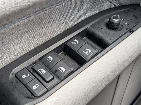 Used 2022 Jeep Compass Latitude w/ Sun and Sound Group image 20