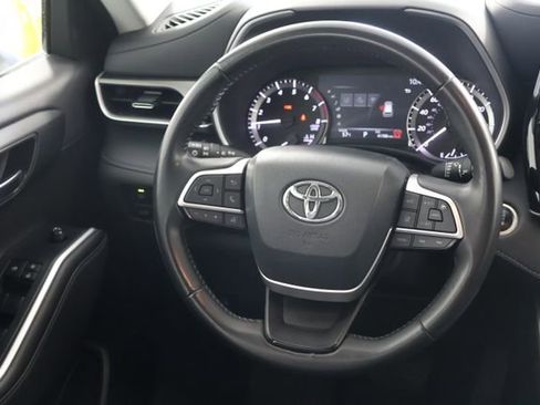 Used 2024 Toyota Highlander XLE AWD/4WD image 10