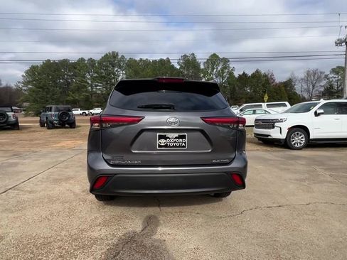 Used 2022 Toyota Highlander XLE AWD/4WD image 5