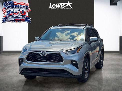 Used 2023 Toyota Highlander XLE FWD image 1