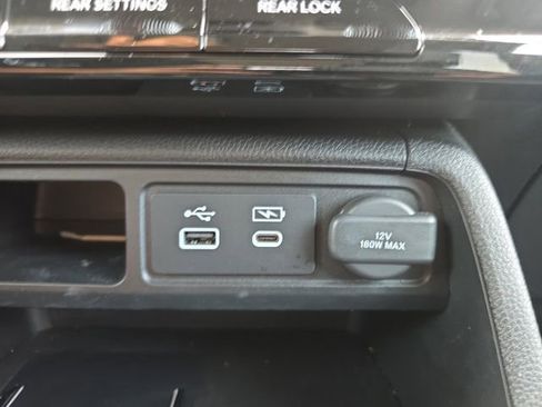 Used 2025 Honda Pilot Touring image 6