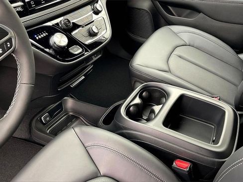 New 2026 Chrysler Pacifica Select image 8