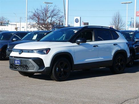 Certified 2025 Volkswagen Taos SE image 3