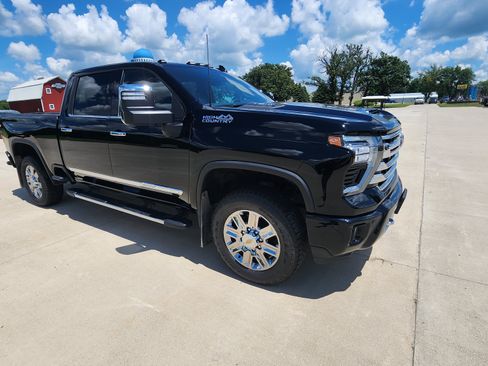 Used 2025 Chevrolet Silverado 2500 High Country w/ Technology Package AWD/4WD image 3