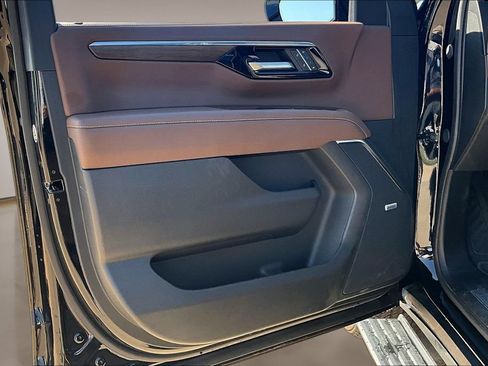 Used 2025 Chevrolet Suburban High Country AWD/4WD image 18