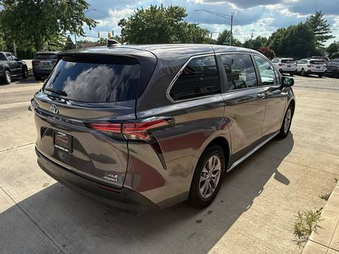 Used 2021 Toyota Sienna XLE AWD/4WD image 3