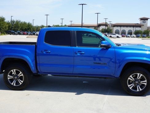 Used 2016 Toyota Tacoma TRD Sport w/ Towing Package RWD image 4