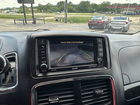 Used 2016 Dodge Grand Caravan SXT w/ Rear Park Assist Package FWD image 14