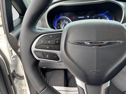 Used 2025 Chrysler Pacifica Select FWD image 21