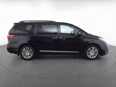 Used 2019 Toyota Sienna XLE w/ XLE Navigation Package FWD image 8