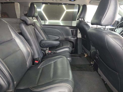 Used 2018 Toyota Sienna SE w/ SE Preferred Package FWD image 13