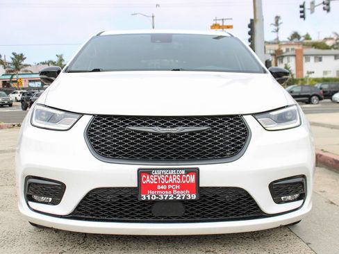 Used 2023 Chrysler Pacifica Limited w/ S Appearance Package FWD image 10