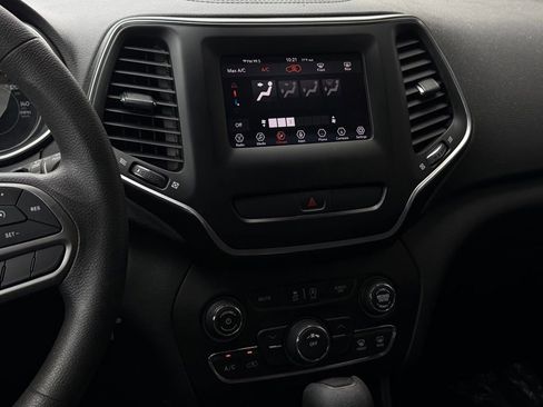 Used 2019 Jeep Cherokee Latitude w/ Popular Appearance Group FWD image 17