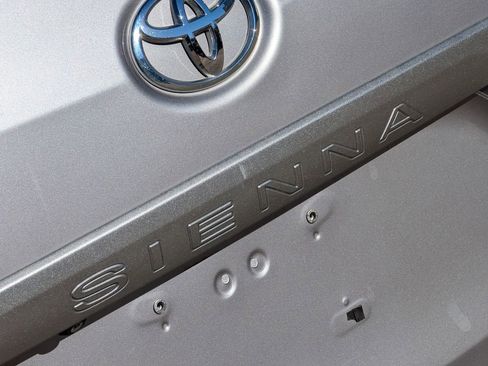 Used 2015 Toyota Sienna LE image 30