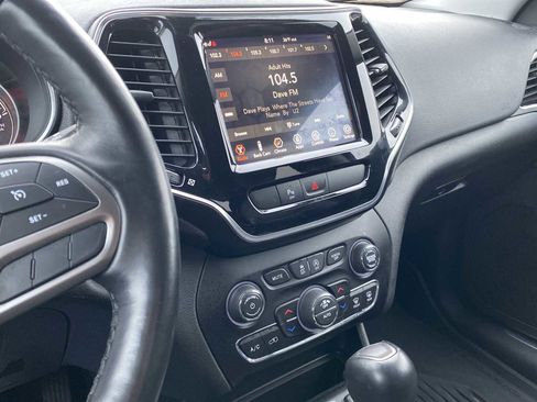 Used 2019 Jeep Cherokee Limited image 23