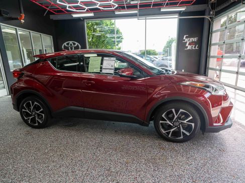 Used 2019 Toyota C-HR Limited FWD image 5