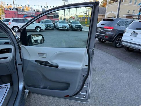 Used 2013 Toyota Sienna LE FWD image 51