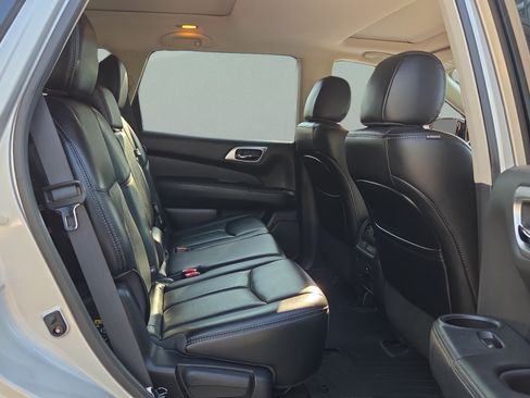 Used 2017 Nissan Pathfinder Platinum FWD image 14