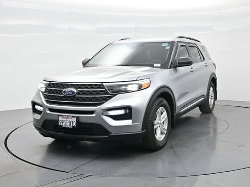 Used 2024 Ford Explorer XLT image 3
