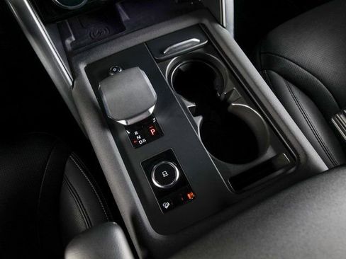 Used 2025 Land Rover Discovery S image 13