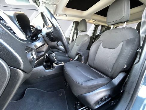 Used 2017 Jeep Renegade Latitude image 8