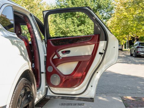 Used 2019 Bentley Bentayga image 37