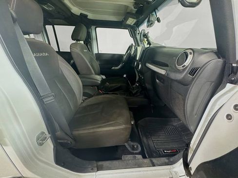 Used 2017 Jeep Wrangler Unlimited Sahara AWD/4WD image 28