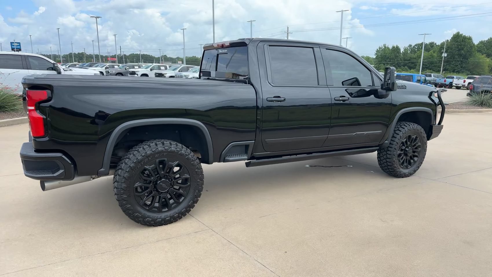 Used 2025 Chevrolet Silverado 2500 High Country w/ Midnight Edition AWD/4WD image 9
