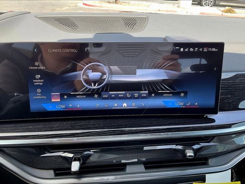 New 2026 BMW X7 xDrive40i w/ M Sport Package AWD/4WD image 16