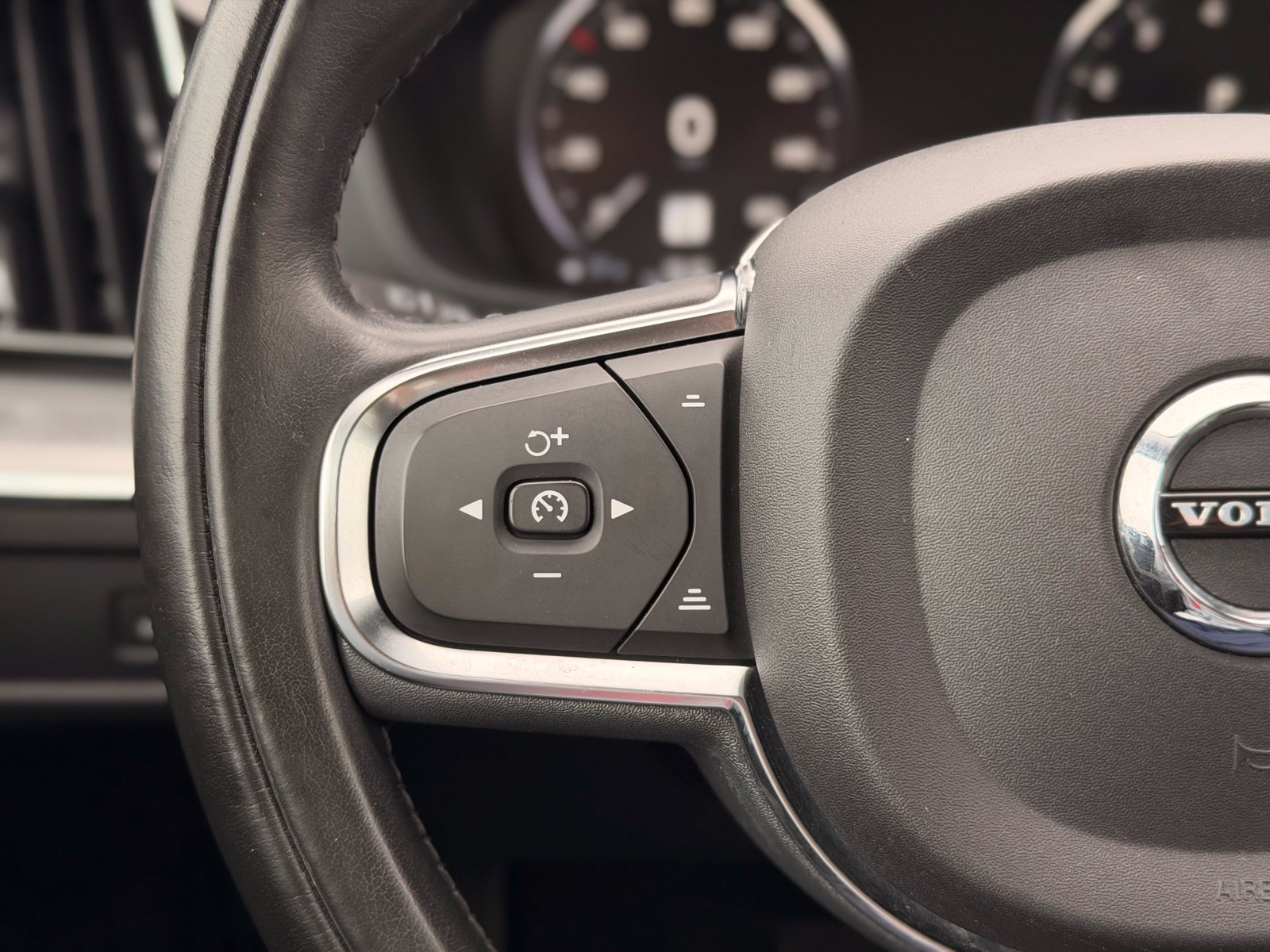 Used 2019 Volvo XC60 T5 Momentum w/ Multimedia Package AWD/4WD image 35