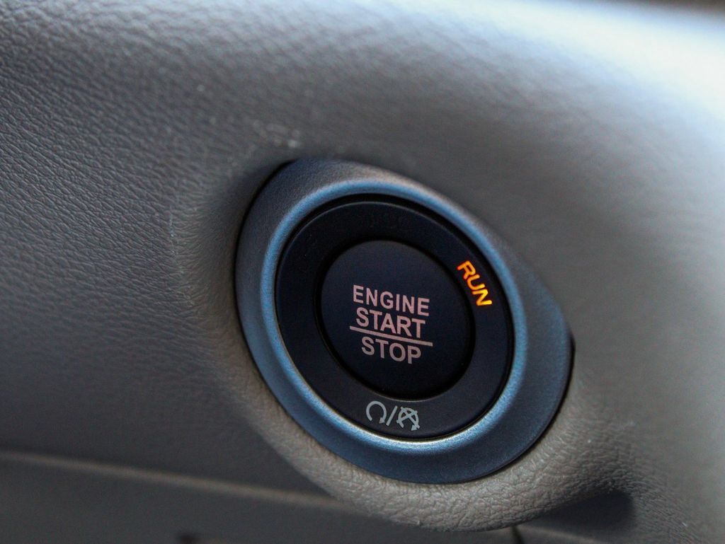 Used 2024 Chrysler Pacifica Touring-L FWD image 22