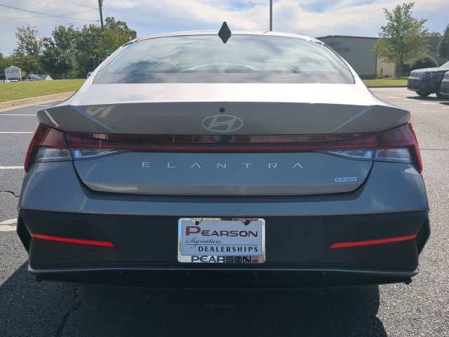 Used 2025 Hyundai Elantra Hybrid FWD image 5