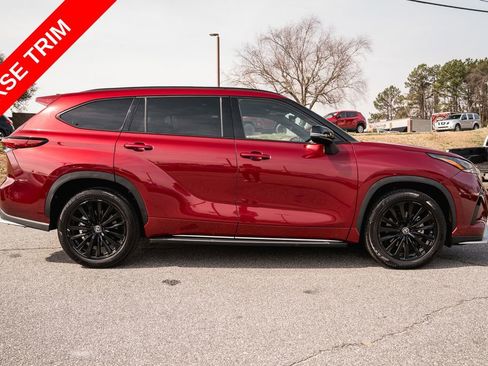 Used 2023 Toyota Highlander XSE FWD image 9