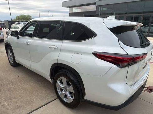 Used 2021 Toyota Highlander LE image 4