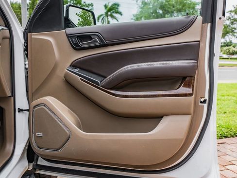 Used 2019 Chevrolet Suburban LT RWD image 32