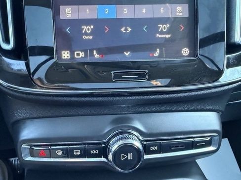 Used 2023 Volvo XC40 B5 Plus image 18