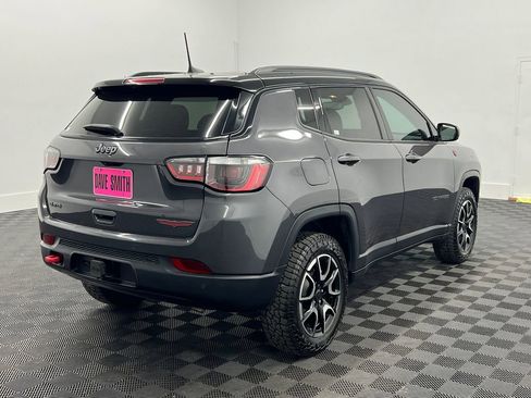 Used 2024 Jeep Compass Trailhawk w/ Trailhawk Convenience Group AWD/4WD image 9