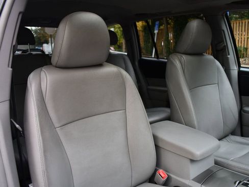 Used 2013 Toyota Highlander SE image 25