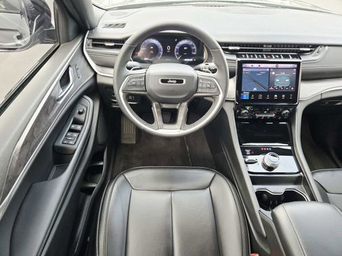 Used 2024 Jeep Grand Cherokee Limited w/ Black Appearance Package image 12